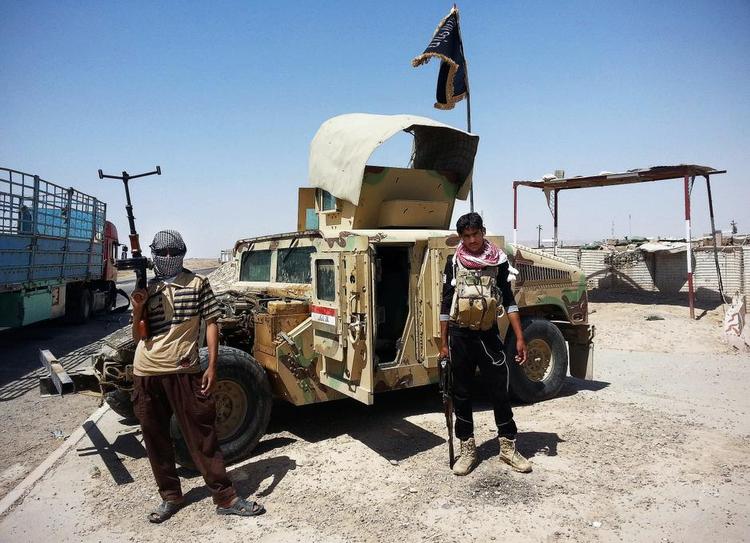 Krigsbytte. Den islamistiske bevægelse Isis er på erobringstogt i Irak. Her har Isis-folk taget en irakisk militær Humvee ved et kontrolpunkt cirka 250 kilometer nord for Bagdad. 