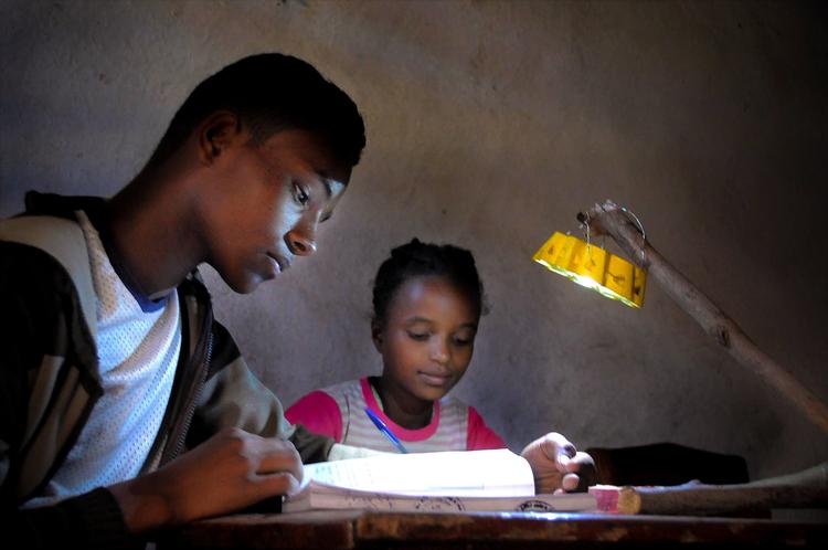 Klima. Ny fond skal med over fem milliarder danske kroner bidrage til mere bæredygtig energi i Afrika. Her er det lampen Little Sun, der oplades med solenergi, som afprøves af et søskendepar i Etiopien. 