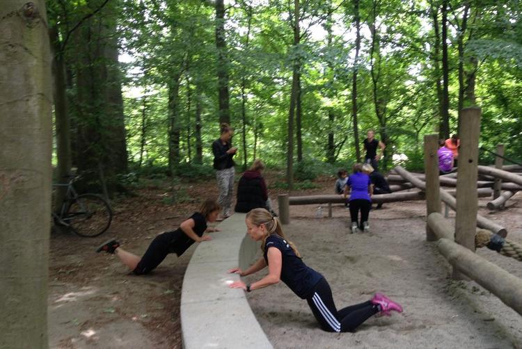 FÆLLESSKAB. Selv om man er moderne individualisk, kan det være lettere at lave sine armbøjninger i flok. 