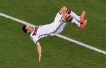 Mål. Tyske Miroslav Klose fanget mit i et backflip efter sit andet mål mod Chana. 