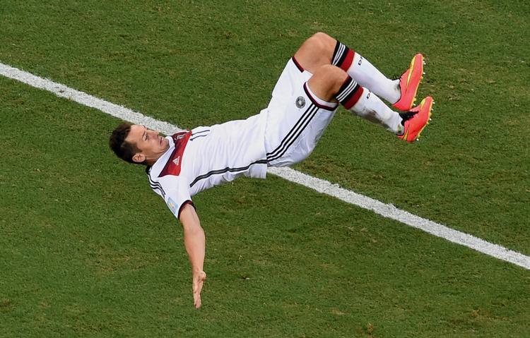 Mål. Tyske Miroslav Klose fanget mit i et backflip efter sit andet mål mod Chana. 