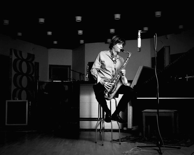 Forbilledligt. Ingen kan være i tvivl om, at Ben Webster og Stan Getz er Jakob Dinesens store forbilleder. Det fremgår også af albummet Yasmin, hvor han spiller melodisk levende. 