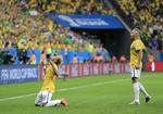 TOPSCORER. Med to mål mod Cameroun er Neymar (tv.) som den første i denne slutrunde oppe på fire scoringer. 