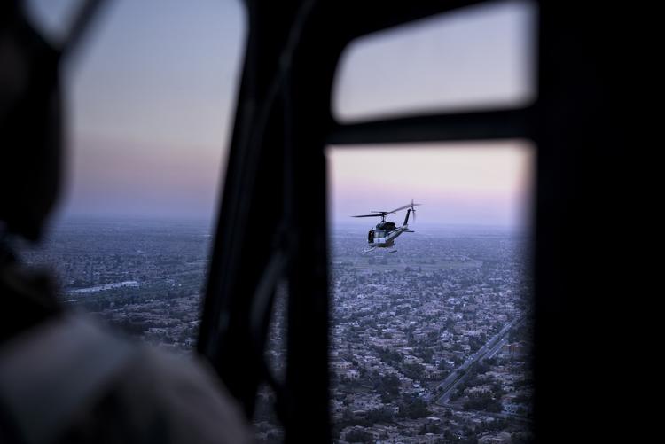 Irak. En helikopter, der i går fragtede den amerikanske udenrigsminister John Kerry til Bagdad i Irak, hvor han for tiden er på en rundrejse for at love støtte til regeringen. 
