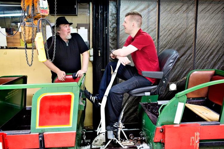 Bremsemand. Tivolis rutsjebane er bare verdens bedste. I hvert fald for dem, der arbejder på den, mener Jakob Jørgensen. 