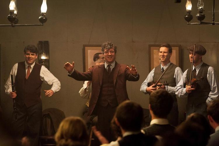 Ir-cialisme. Ken Loach byder op til dans og solidaritet i sin sidste spillefilm, 'Jimmy's Hall'. Barry Ward (i midten) spiller Jimmy. 