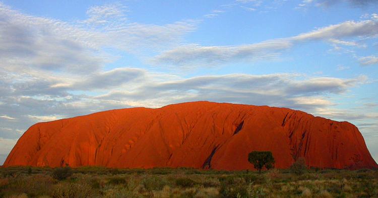 POPULÆR. Uluru, nok bedre kendt som Ayer's Rock, ligger midt ude i den australske ødemark - alligevel finder hvert år mere end 250.000 turister vej dertil. 