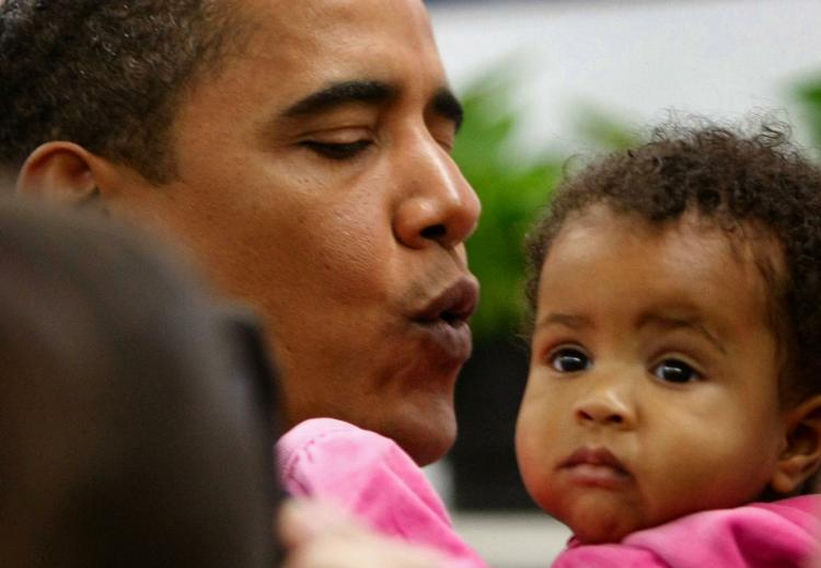 FAMILIEPOLITIK. Barack Obama - der her hilser på en lille borger - efterlyser større fleksibilitet og bedre forhold for landets familier. 