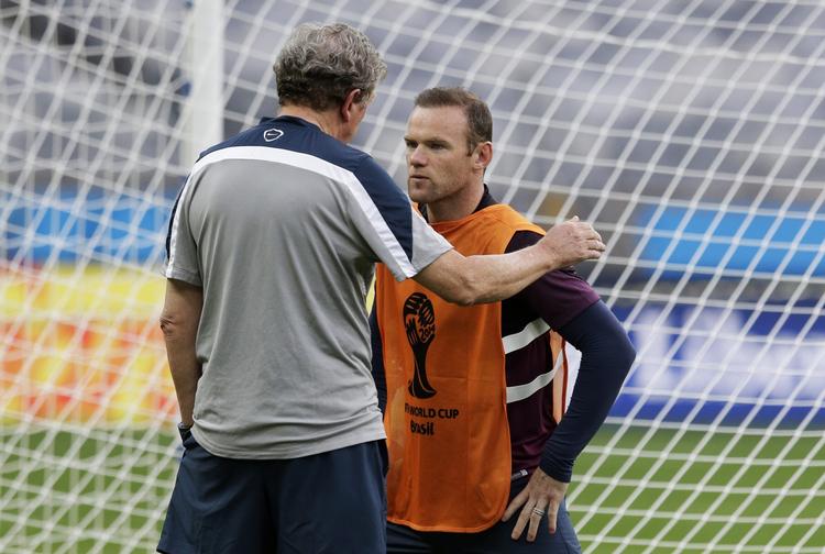 Ud. Wayne Rooney scorede i nederlaget mod Uruguay, men må indlede kampen mod favoritdræberne på bænken. 