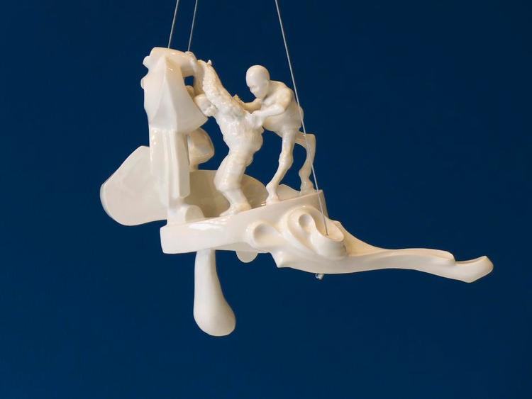 Svævende. Louise Hindsgavls 'All Your Qualities' (2014) leger smukt med både form og betydning. Her er det indre organer, der bliver brutalt udtaget, så en anden kan bruge dem. 