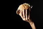 Burgerbøffer. Mange boder laver burgere til de sultne festivalgæster. 