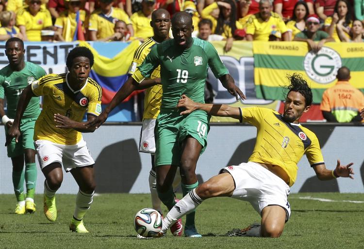 1/8-finale? Elfenbenskysten og Toure (i midten) skal vinde over Grækenland i aften, for at være helt sikre på avancement i Brasilien. 