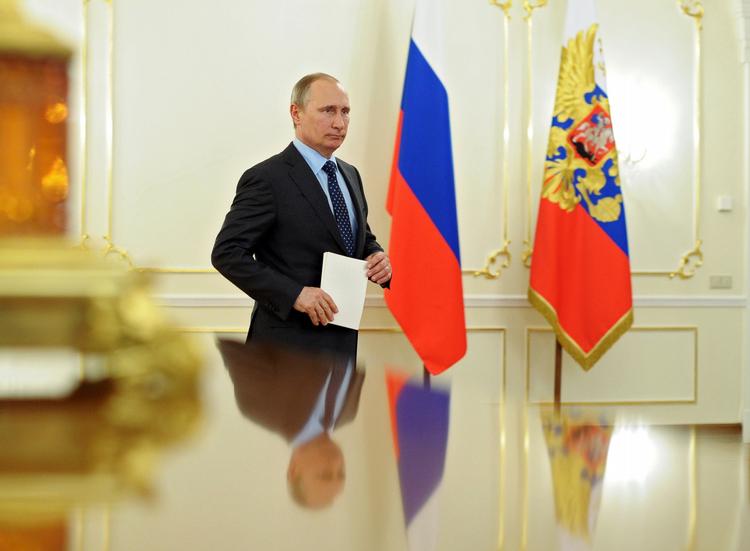 BLANKOCHECK. En parlamentsresolution har givet den russiske præsident frie hænder til at sende militæret ind i Ukraine. Nu har Vladimir Putin ikke længere brug for resolutionen, som han beder landets Føderationsråd trække tilbage. 