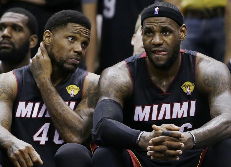 TRODSIG? Lebron James (tv) ønsker ikke længere at være bundet til Miami Heat. 