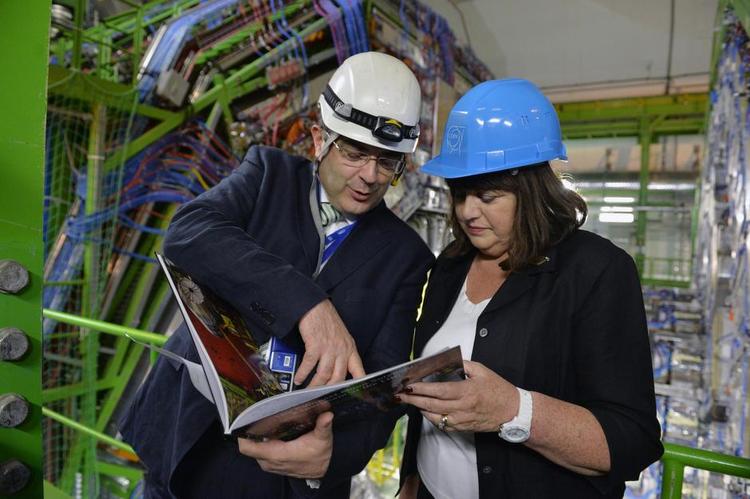 forskningspolitik. EU-kommissær Máire Geoghegan-Quinn besøgte det europæiske kerneforskningsagentur Cern for nylig og ser stedet som et eksempel på, hvad vi er gode til i Europa. Her bedrives både grundforskning om universet og udvikles nye teknologier til gavn for samfundet. Bl.a. har internettet sit ophav her. 