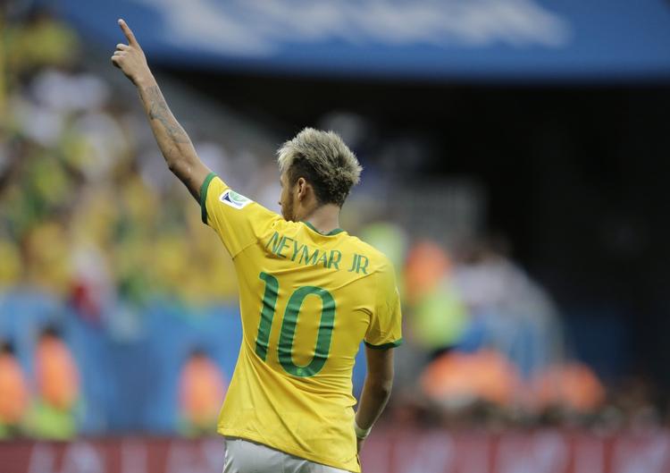 Symbolet. Det er en tung arv, som 22-årige Neymar fra Brasilien skal løfte som bærer af landsholdstrøjen med nummer 10 på ryggen. Pelé bar den. Og vandt tre verdensmesterskaber for Brasilien. 
