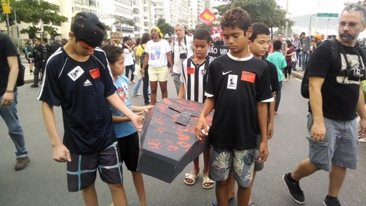 DEMONSTRATION. Mange i Brasiliens favelaer har mistet venner eller familiemedlemmer til politiets skud. 
