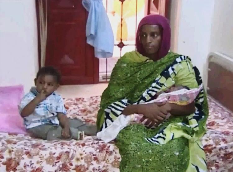 Anholdt. Sudansk kvinde er blevet anholdt i lufthavnen, da hun forsøgte at forlade Sudan. Kvinden blev løsladt i mandags, efter hun i maj blev dømt til døden for at konvertere fra islam til kristendom. 