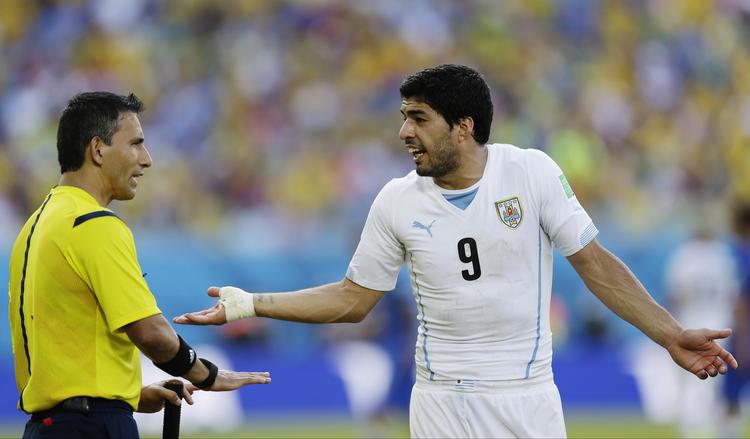 USKYLDIG. Hvem? Mig? Luis Suarez bedyrer sin uskyld, men den kontroversielle angriber fik en uheldig hovedrolle mod Italien. 