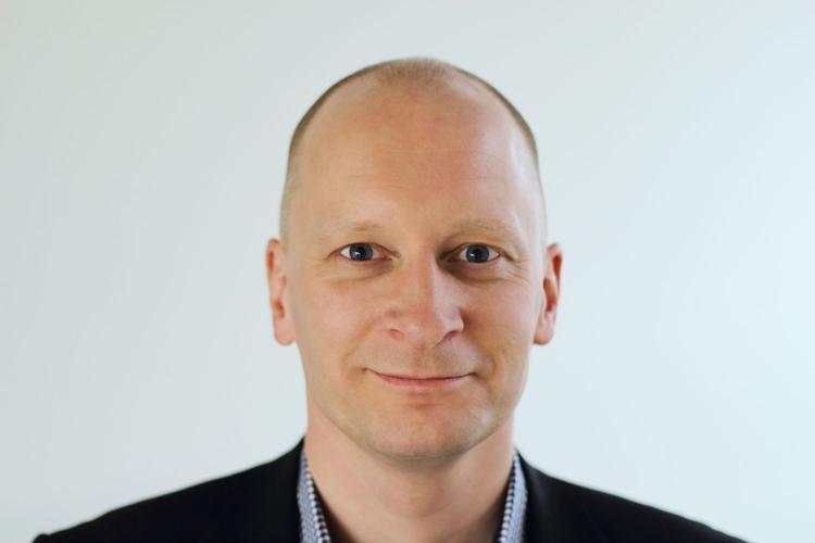 Almindelig. Her er Peter. Han er 41 år, har parcelhus, kone og børn, går i biografen og har haft en folkevogn. Han synes, det er vigtigere at skille sig ud på sin personlighed end på sit navn og på hvad, man ejer. 