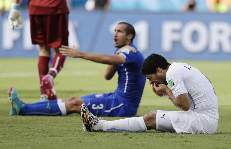 Angreb. Luis Suarez ømmede sig mest efter betaljen med Giorgio Chiellini, men det var absolut italieneren, som havde mest grund til at være ophidset. 