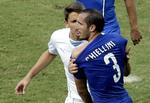 Protest. Giorgio Chiellini fra Italien viser sine bidemærker frem i skulderen under kampen mod Italien. Han mener, Luis Suárez bed ham, men den mexikanske dommer straffede ikke Suárez. 