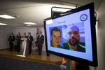narkokrig. Poltifolk i Mexico City fremviser efter anholdelsen fotos af Fernando Sanchez Arellano, der mistænkes for at være leder af et omfattens narkokartel. 