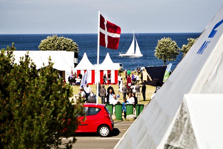 Destination. En del danskere vælger at holde ferie herhjemme. Især sjællænderne søger mod Bornholm. 
