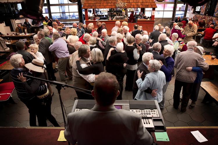 afhængighed. Mange pensionister kan absolut ikke klare sig uden folkepensionen, idet de sparer for lidt op. 