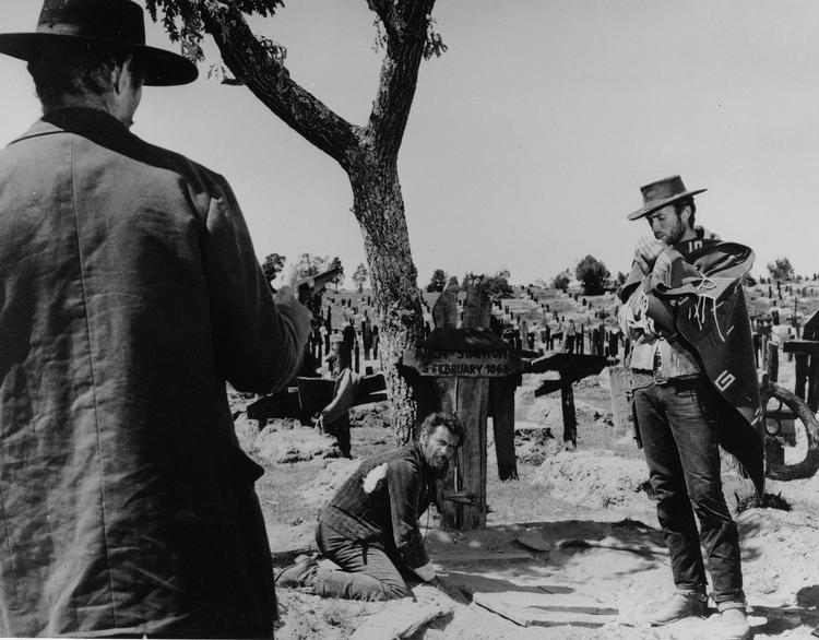 Ikonisk. Wallach er ved at grave skatten op i 'Den gode, den ond og den grusomme' mens Lee Van Cleef (tv) truer med pistol og Clint Eastwood ryger cigar på en cool måde. 