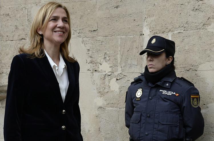 Smil. Den spanske prinsesse Christina anklages nu i sag om skattesnyd. Her er hun på vej til retten i byen Palma de Mallorca i februar. 