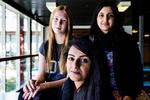 ELEVER. Julie Pedersen, Fatima Iqbal og Samana Hassan (forrest) går i 9. b på Tingbjerg Skole, hvor de fleste er tosprogede. Flere timer end normalt og dygtige lærere, der gør undervisningen let at forstå, har ifølge eleverne resulteret i, at de tre piger fik 10, 12 og 12 i dansk forleden. 