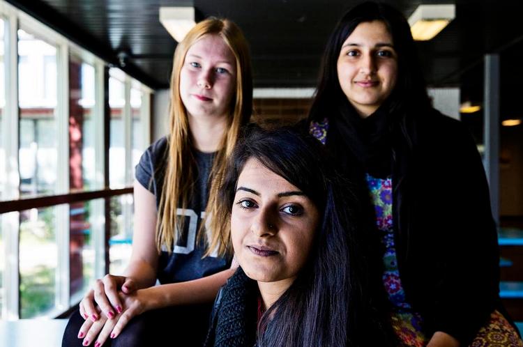 ELEVER. Julie Pedersen, Fatima Iqbal og Samana Hassan (forrest) går i 9. b på Tingbjerg Skole, hvor de fleste er tosprogede. Flere timer end normalt og dygtige lærere, der gør undervisningen let at forstå, har ifølge eleverne resulteret i, at de tre piger fik 10, 12 og 12 i dansk forleden. 