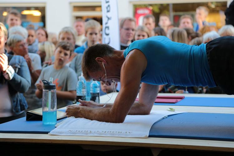 SKIFTEDAG. Stor opbakning fra de lokale i gågaden, da Tom Hoel satte rekkord. Nu udfordrer han Frederikssund til selv at komme ned på alle fire. 