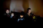 Samvær. Moderen i familien Trajano – Louise Trajano – kan godt være bekymret for, om familien er nok sammen, når muligheden for at stikke af til et virtuelt univers altid er lige ved hånden. Børnene har derfor ikke tv på deres værelser, så de ikke isolerer sig på øverste etage – en smartphone eller tablet kan man jo bare sidde med i sofaen 