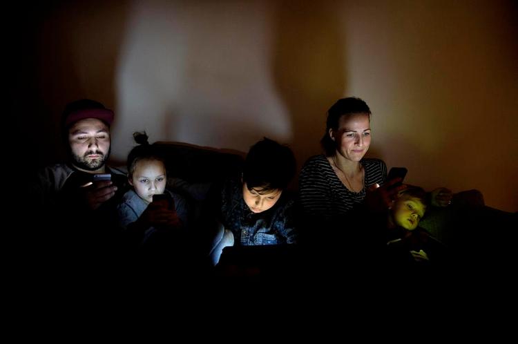 Samvær. Moderen i familien Trajano – Louise Trajano – kan godt være bekymret for, om familien er nok sammen, når muligheden for at stikke af til et virtuelt univers altid er lige ved hånden. Børnene har derfor ikke tv på deres værelser, så de ikke isolerer sig på øverste etage – en smartphone eller tablet kan man jo bare sidde med i sofaen 