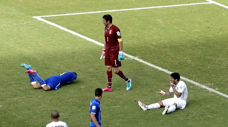 KAOS. Der opstod tumult på banen umiddelbart efter, at Luis Suarez tænder havde været i kontakt med Giorgio Chiellinis skulder. 