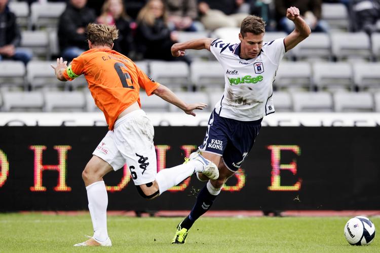 TOPKAMP. Superligaens nedrykkere Viborg og AGF mødes i første runde af pokalturneringen. 