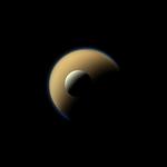 Naturtro. Saturns største måne, Titan, og den næststørste, Rhea. Billedet er taget af rumfartøjet Cassini og viser månerne i deres virkelig farver. Et rødt, et grønt og et blåt filter er blevet brugt og lagt sammen for at frembringe en ægte farve. 