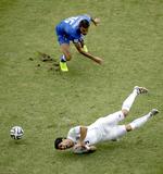 Fald. Luis Suarez’ synderegister på fodboldbanen voksede yderligere i kampen mod Italien. 