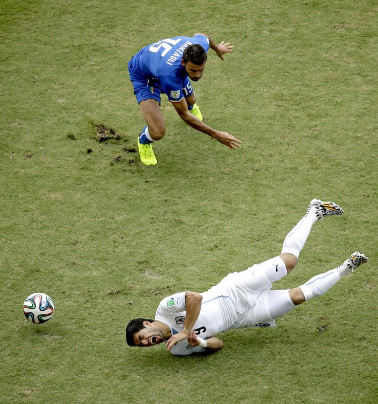 Fald. Luis Suarez’ synderegister på fodboldbanen voksede yderligere i kampen mod Italien. 