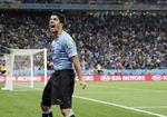 TEmperamentsfuld. Luis Suàrez scorede begge Uruguays mål i kampen mod England forleden, der endte 2-1. Når det går mindre godt, kan han være meget uadreagerende på banen. Derfor går han til mentaltræning en gang om ugen. 
