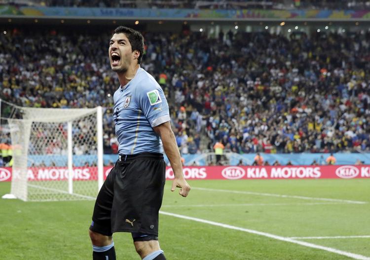 TEmperamentsfuld. Luis Suàrez scorede begge Uruguays mål i kampen mod England forleden, der endte 2-1. Når det går mindre godt, kan han være meget uadreagerende på banen. Derfor går han til mentaltræning en gang om ugen. 