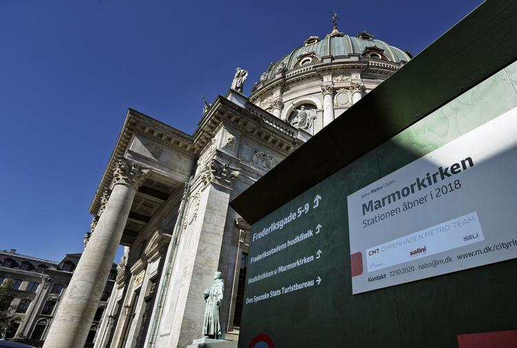 Forsinket. Metrostationen ved Marmorkirken åbner næppe til tiden i 2018, men forsinkelsen skyldes ikke kun naboklager, konkluderer Rigrevisionen i ny rapport. 
