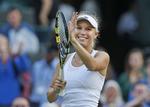 stærkt. Caroline Wozniacki klapper mod publikum efter den sikre sejr i anden runde af Wimbledon over Naomi Broady. 