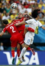 kluddermor. Spillet var ikke altid lige kønt i kampen mellem Schweiz og Honduras. 
