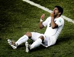 AV. Det er ikke første gang, at fodboldspilleren Luis Suarez sætter tænderne i en modstander under en kamp. 