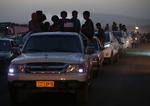 flugt. Flygtninge fra Mosul og andre nordirakiske byer ventede aftes i kø for at krydse de kurdiske sikkerhedsstyrkers tjekpoint i Khazer-området melem Mosul og Irbil i Nordirak. 