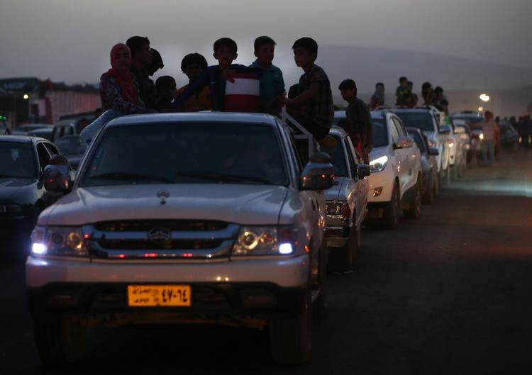 flugt. Flygtninge fra Mosul og andre nordirakiske byer ventede aftes i kø for at krydse de kurdiske sikkerhedsstyrkers tjekpoint i Khazer-området melem Mosul og Irbil i Nordirak. 