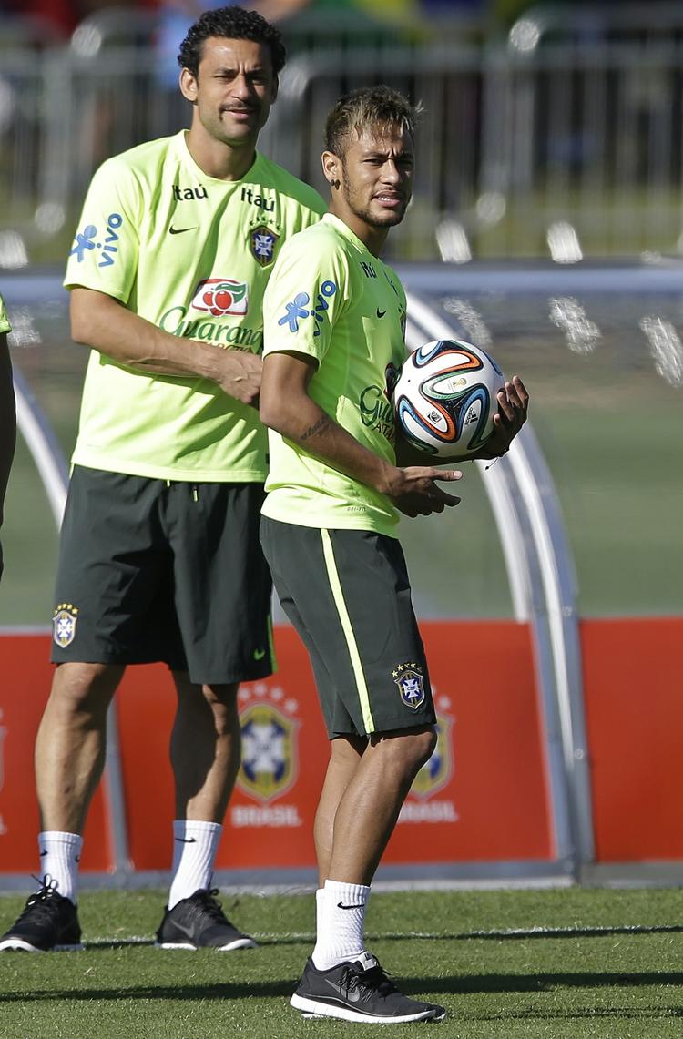 Træning. Fred (bagerst) og Neymar havde tænderne fremme. 